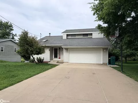 908 S 8th St, Fairfield, IA 52556