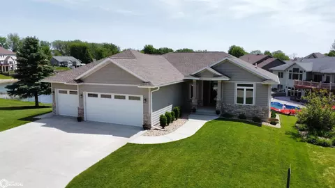 35 Venetian Dr, Clear Lake, IA 50428