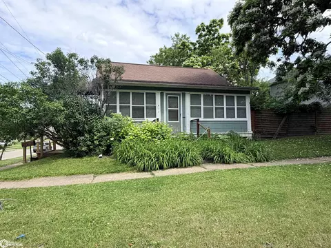 413 N B St, Fairfield, IA 52556