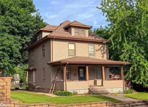 216 4th St NE, Hampton, IA 50441