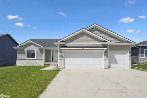 811 Woodside Dr, Marshalltown, IA 50158
