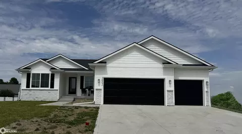 2602 Knollway Dr, Marshalltown, IA 50158