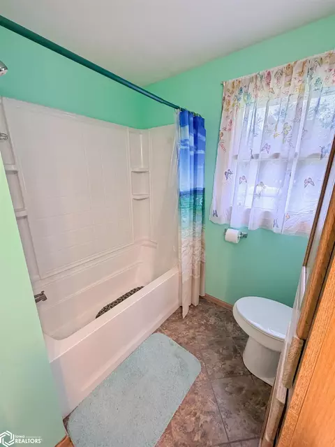 Bath - 2024 Violet Ave, Aredale, IA 50605 photo 2 of 2