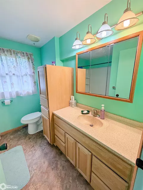 Bath - 2024 Violet Ave, Aredale, IA 50605 photo 1 of 2