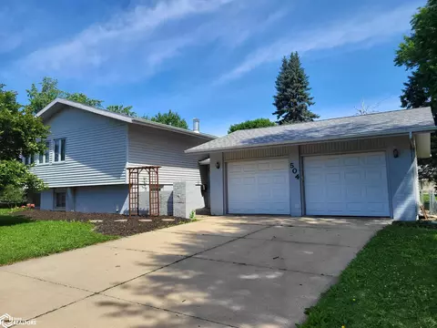 504 Friendly Dr, Marshalltown, IA 50158