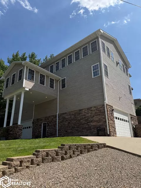 275 Center Point Dr, Montezuma, IA 50171
