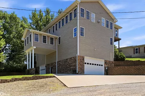 275 Center Point Dr, Montezuma, IA 50171