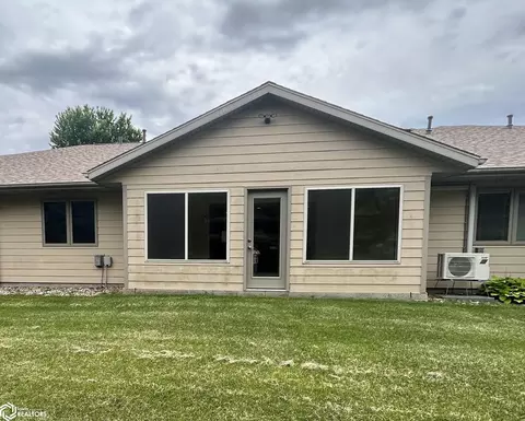 Exterior - 324 16th Ave NE, Hampton, IA 50441 photo 4 of 5