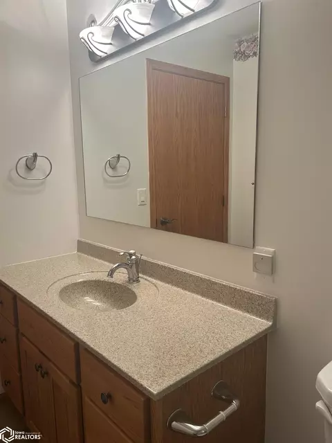 Bath - 324 16th Ave NE, Hampton, IA 50441 photo 3 of 6
