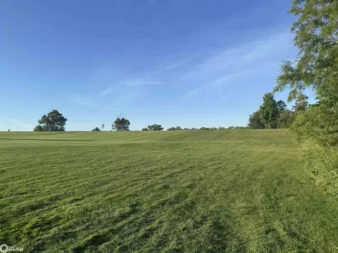 2307 Walton Lake Dr, Fairfield, IA 52556