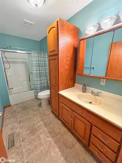 Bath - 421 12th Ave NE, Hampton, IA 50441 photo 1 of 3
