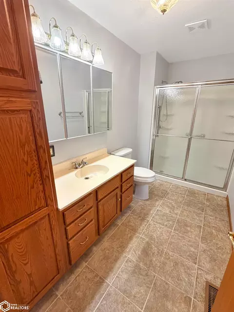 Bath - 421 12th Ave NE, Hampton, IA 50441 photo 2 of 3