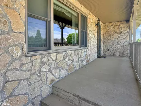 Exterior - 421 12th Ave NE, Hampton, IA 50441 photo 4 of 5