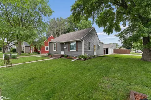 962 15th Pl NE, Mason City, IA 50401
