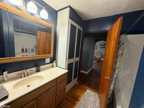 Bath - 409 S 15th St, Centerville, IA 52544 photo 4 of 5