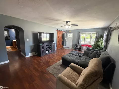 Living - 409 S 15th St, Centerville, IA 52544 photo 2 of 3