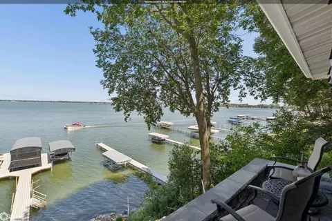 5364 Lakeview Dr, Clear Lake, IA 50428