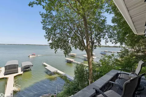 5364 Lakeview Dr, Clear Lake, IA 50428
