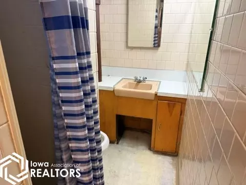 Bath - 312 E Overmeyer Dr, Algona, IA 50511 photo 2 of 2