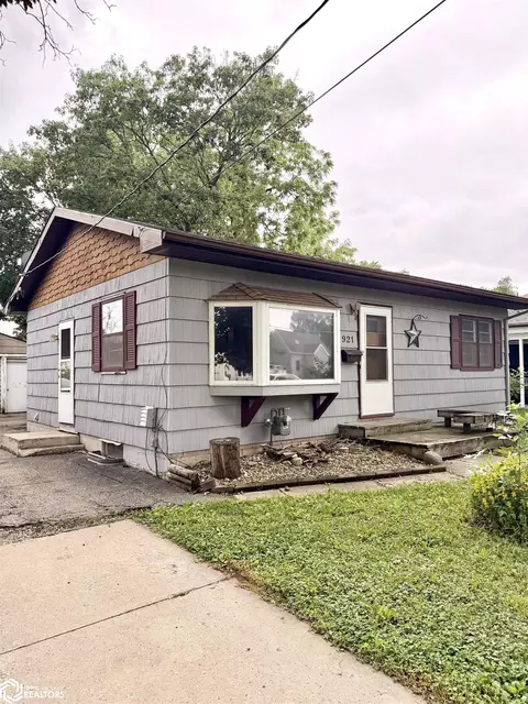 921 8th St SE, Mason City, IA 50401