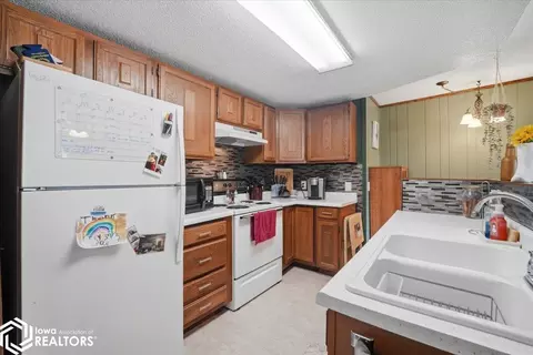 Kitchen - 1902 12th St, Eldora, IA 50627 photo 2 of 3