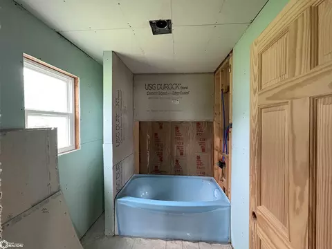 Bath - 210 S Maple, Cincinnati, IA 52549 photo 1 of 1