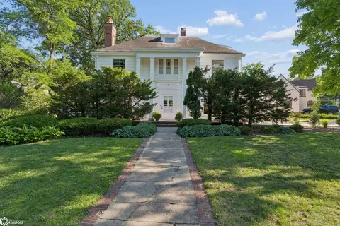 9 Beaumont Dr, Mason City, IA 50401
