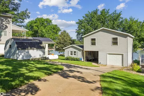 190 Center Point Dr, Montezuma, IA 50171