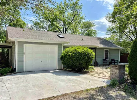 916 S Main Pl, Fairfield, IA 52556