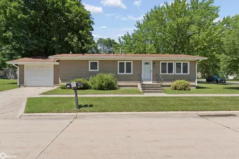 508 12th Ave N, Clear Lake, IA 50428