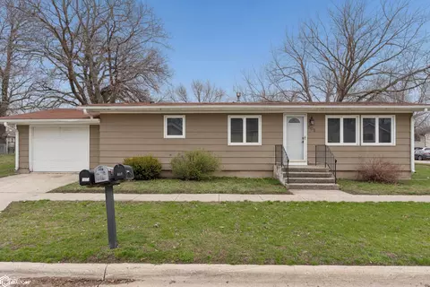 508 12th Ave N, Clear Lake, IA 50428
