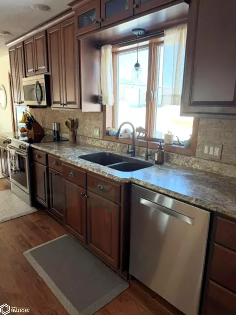 Kitchen - 1182 Nettle Ave, Hampton, IA 50441 photo 5 of 6