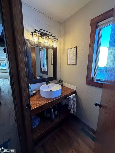 Bath - 1182 Nettle Ave, Hampton, IA 50441 photo 2 of 8