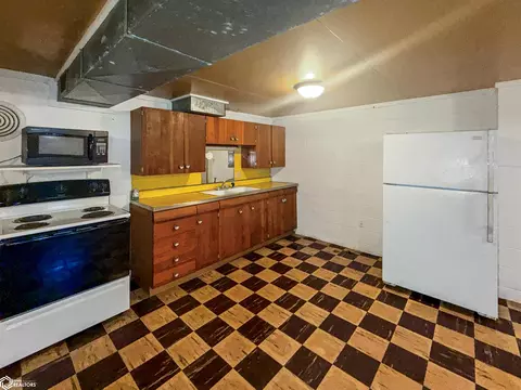 Kitchen - 1447 Timber Ave, Hansell, IA 50441 photo 4 of 4
