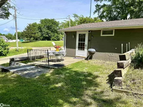 2082 Larrys Dr #2, Brooklyn, IA 52211
