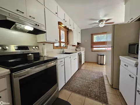 Kitchen - 1827 Crestview Dr, Carroll, IA 51401 photo 2 of 3