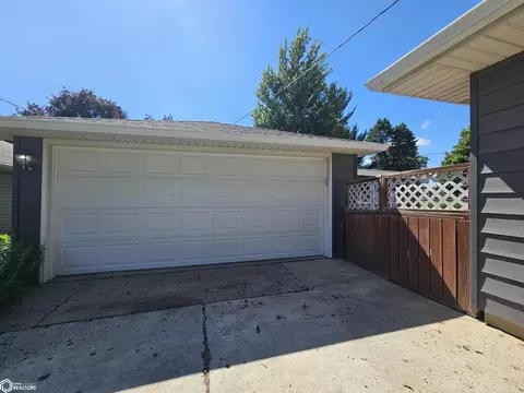 Exterior - 1827 Crestview Dr, Carroll, IA 51401 photo 4 of 14