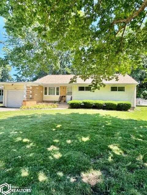 2014 S 4th St, Burlington, IA 52601