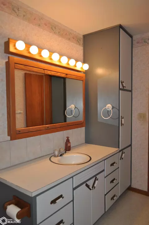 Bath - 264 E 18th St, Carroll, IA 51401 photo 2 of 5