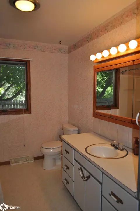 Bath - 264 E 18th St, Carroll, IA 51401 photo 1 of 5
