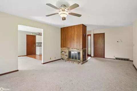 1509 4th St, Eldora, IA 50627 photo 3