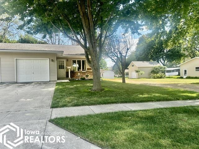 551 3rd St SW, Britt, IA 50423