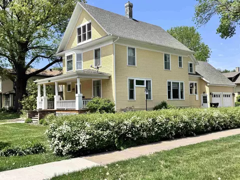 1302 Iowa Ave, Onawa, IA 51040