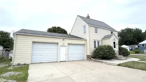 906 N 13th St, Clear Lake, IA 50428
