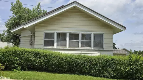 500 E 1st St, Leon, IA 50144