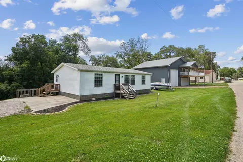 1218 E Ridge Dr, Brooklyn, IA 52211