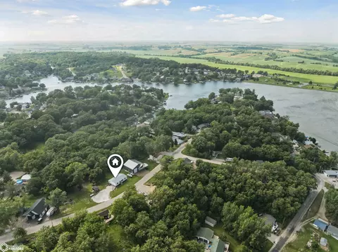 1218 E Ridge Dr, Brooklyn, IA 52211