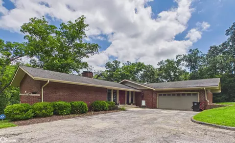 2 Birchwood Hill Dr, Ottumwa, IA 52501