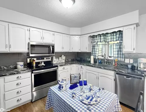 Kitchen - 1655 Dorell Dr, Hampton, IA 50441 photo 2 of 4
