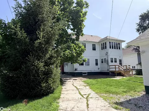 Exterior - 810 W Walnut St, Eldon, IA 52554 photo 2 of 6